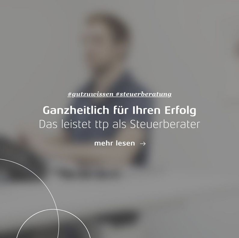 Unscharfe Person im Hintergrund, weißer Text im Vordergrund "Ganzheitlich für Ihren Erfolg – das leistet ttp als Steuerberater"