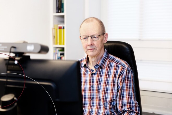 Ralf Lohmann am Schreibtisch